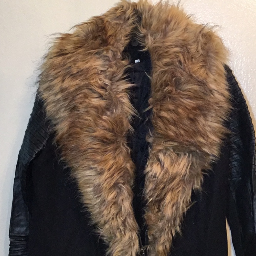 Coat with faux fur collar
